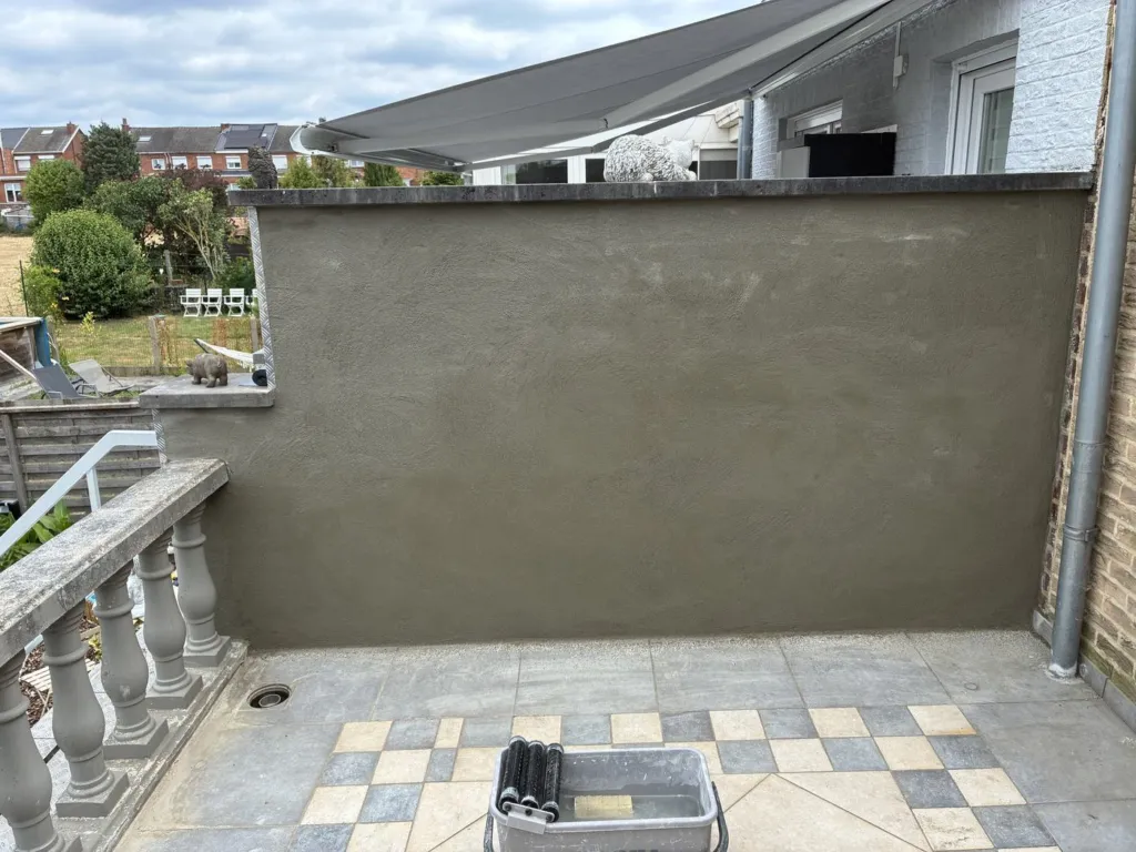 Le même mur de terrasse après application de l'enduit