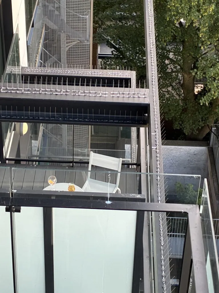 Les protections en place sur plusieurs niveaux de balcons