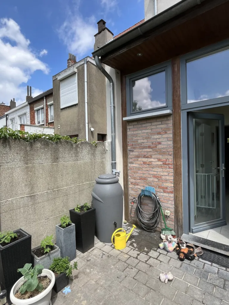 Le récupérateur d'eau installé côté terrasse