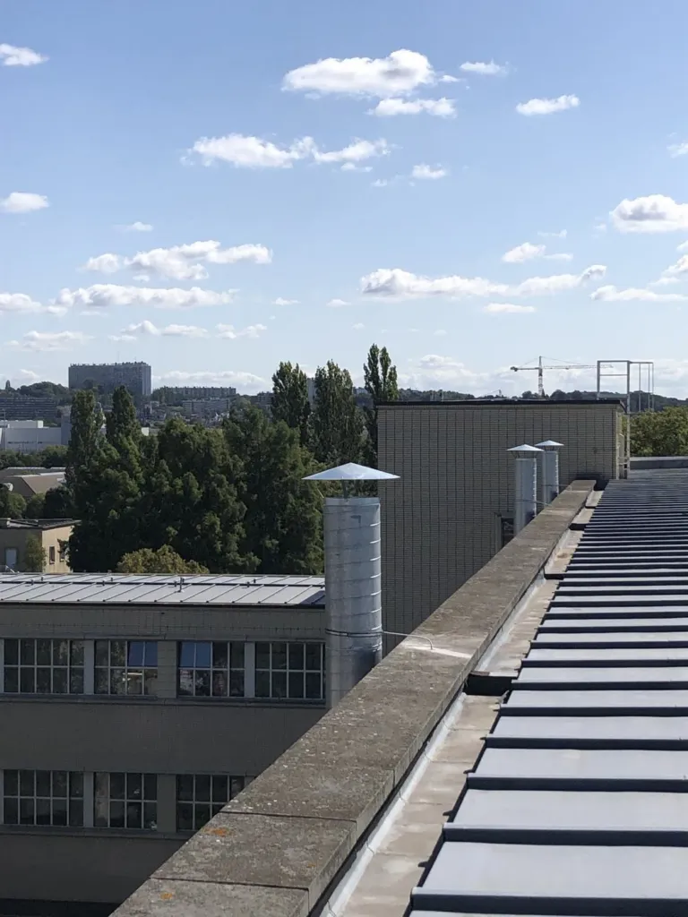 Vue des sorties de conduits depuis la toiture du bâtiment