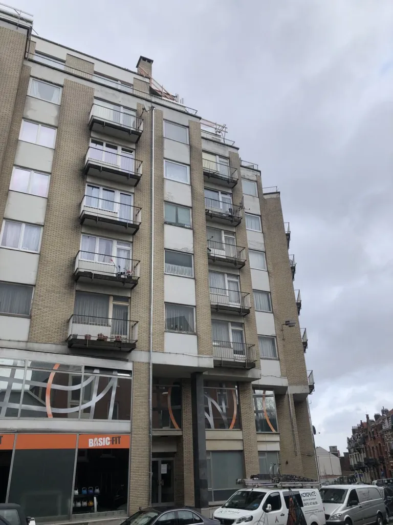 Vue d'ensemble d'une autre façade de l'immeuble