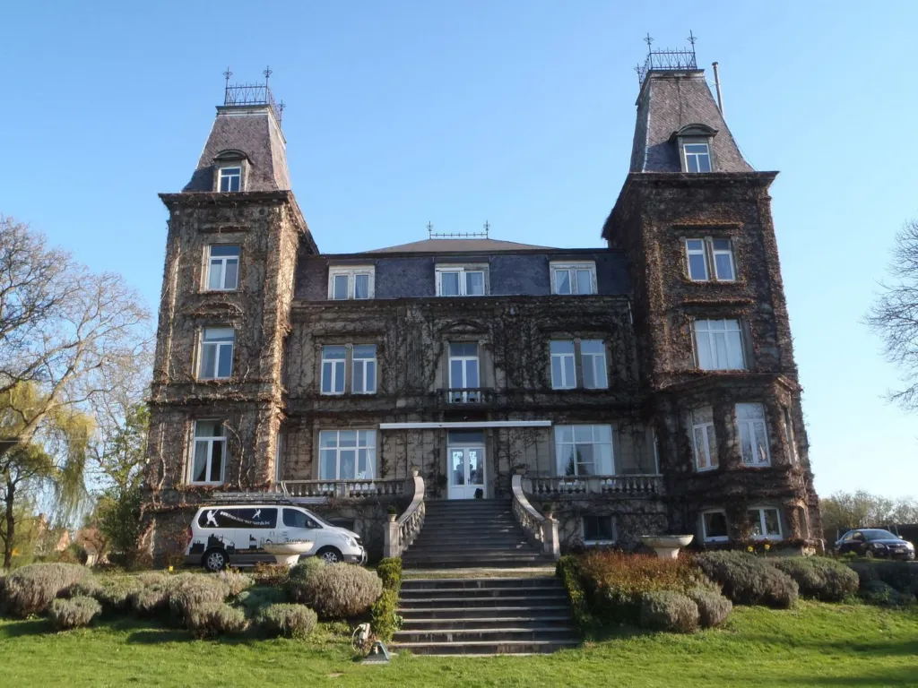 Le château vu depuis le parc à une autre saison