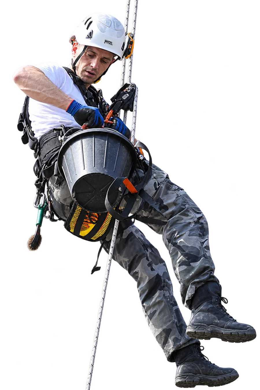 Cordiste Acrobate en intervention sur double corde, casque et harnais de sécurité