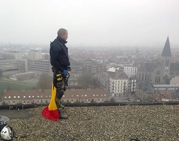 Deux cordistes Acrobate sur une même façade, l'un au nettoyage, l'autre à la réparation d'une corniche
